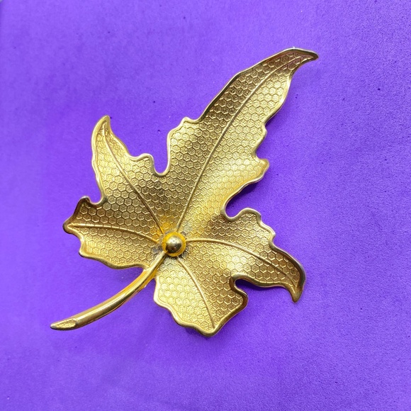 Vintage Gold Tone Leaf Brooch Granny Core - Picture 1 of 6